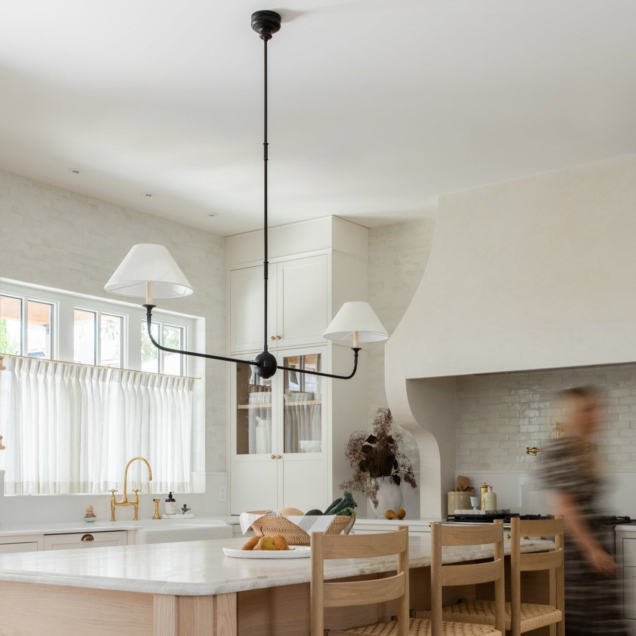 Freyza | Aera Linear Kronleuchter aus antikem Messing mit Stoffschirm – Esszimmer Wohnzimmer