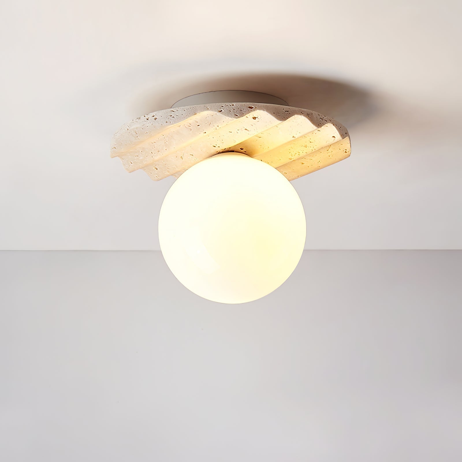 Freyza | Suspension de plafond ondulée en travertin – Chambre, salon