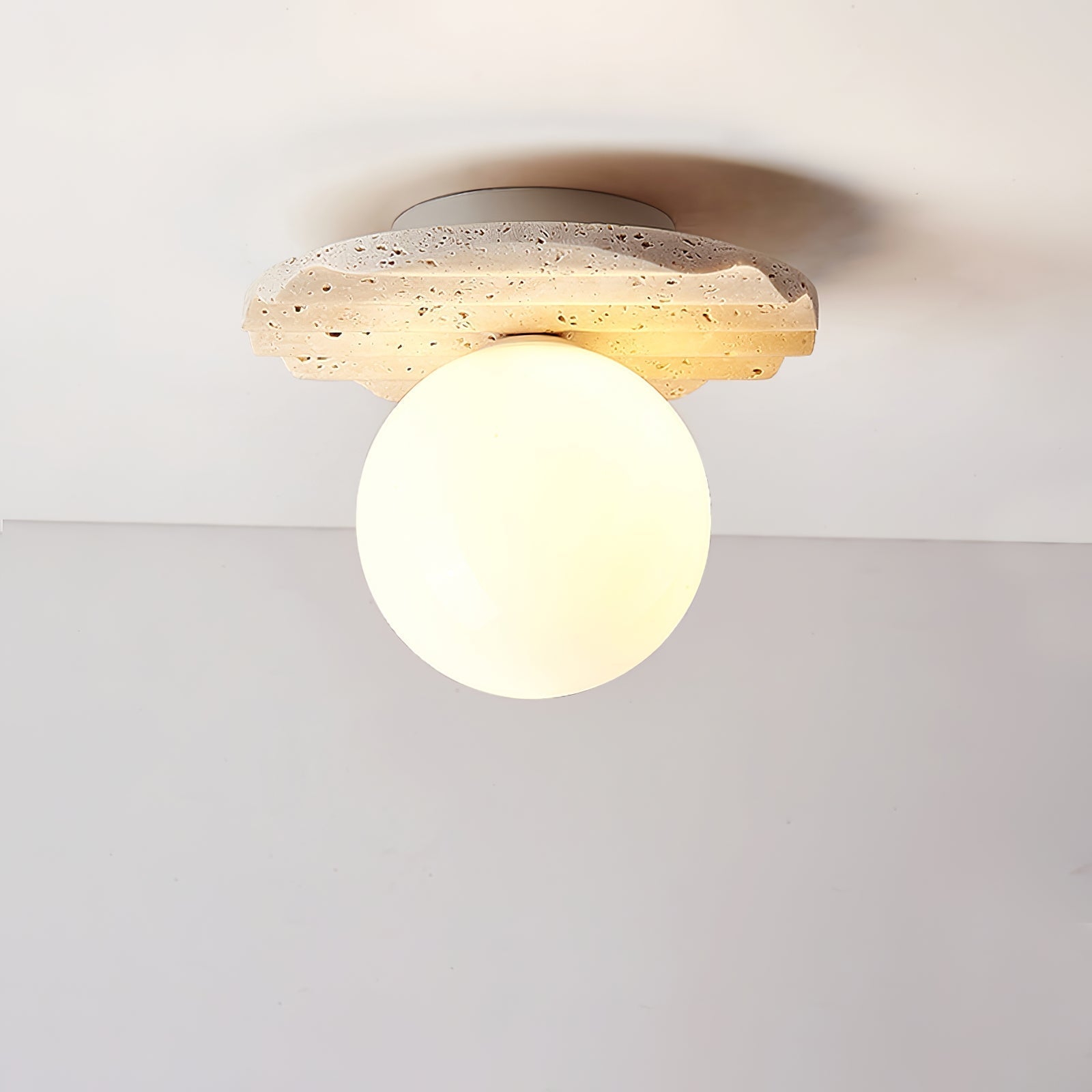 Freyza | Suspension de plafond ondulée en travertin – Chambre, salon