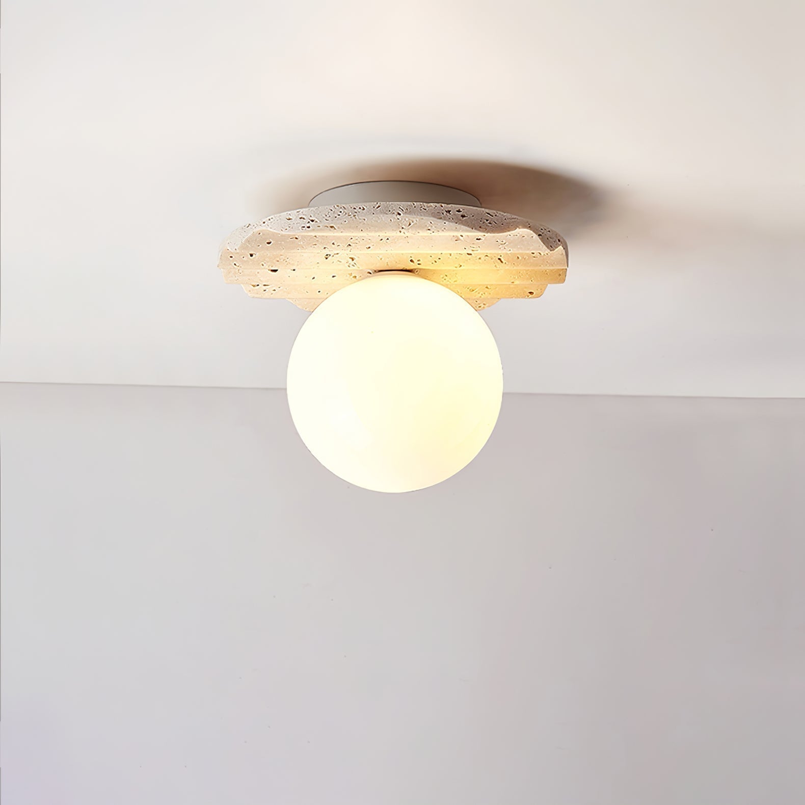 Freyza | Suspension de plafond ondulée en travertin – Chambre, salon