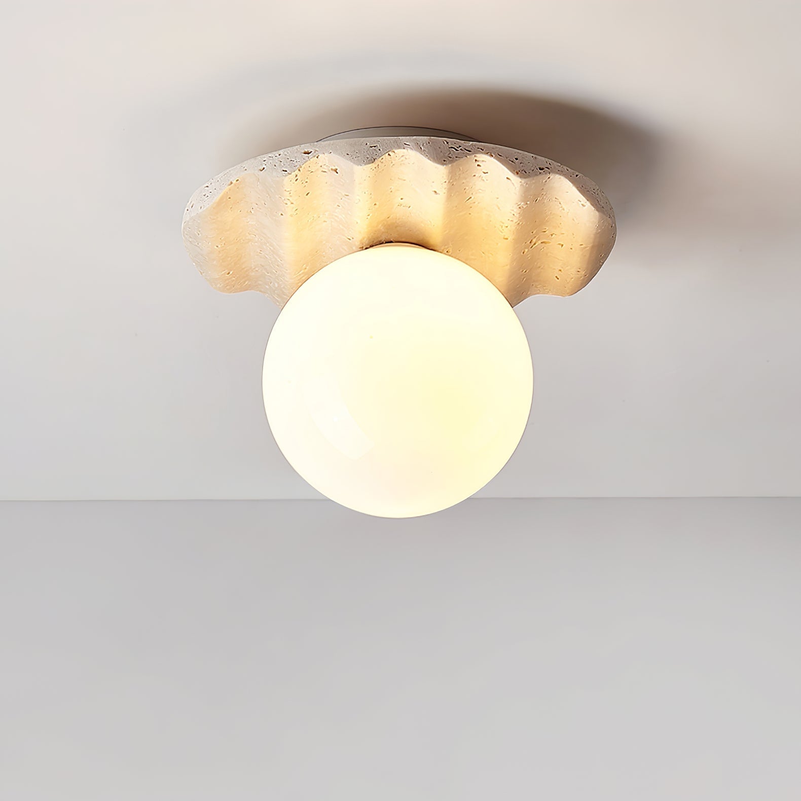 Freyza | Suspension de plafond ondulée en travertin – Chambre, salon
