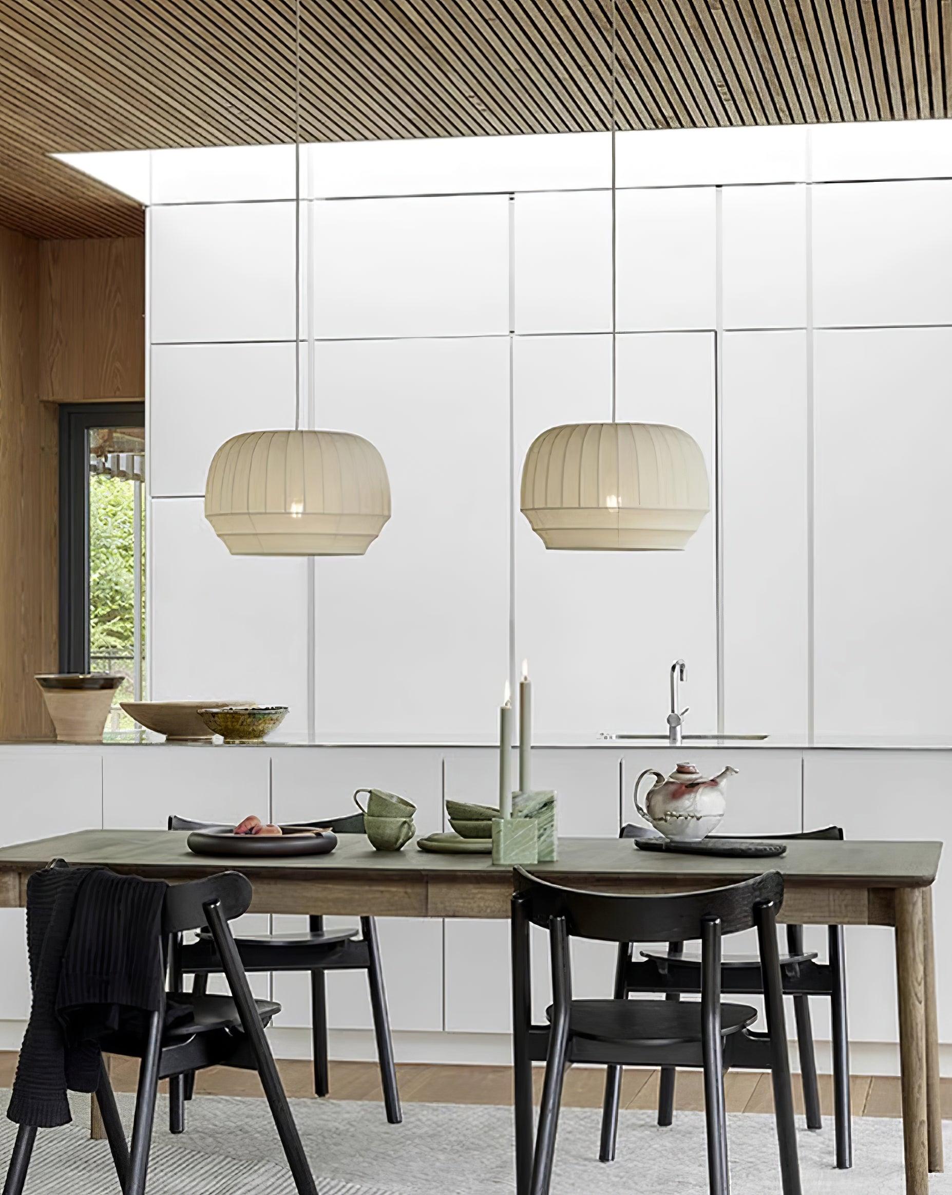 Freyza | Suspension en tissu blanc avec abat-jour en soie – Luminaire moderne pour cuisine et salle à manger
