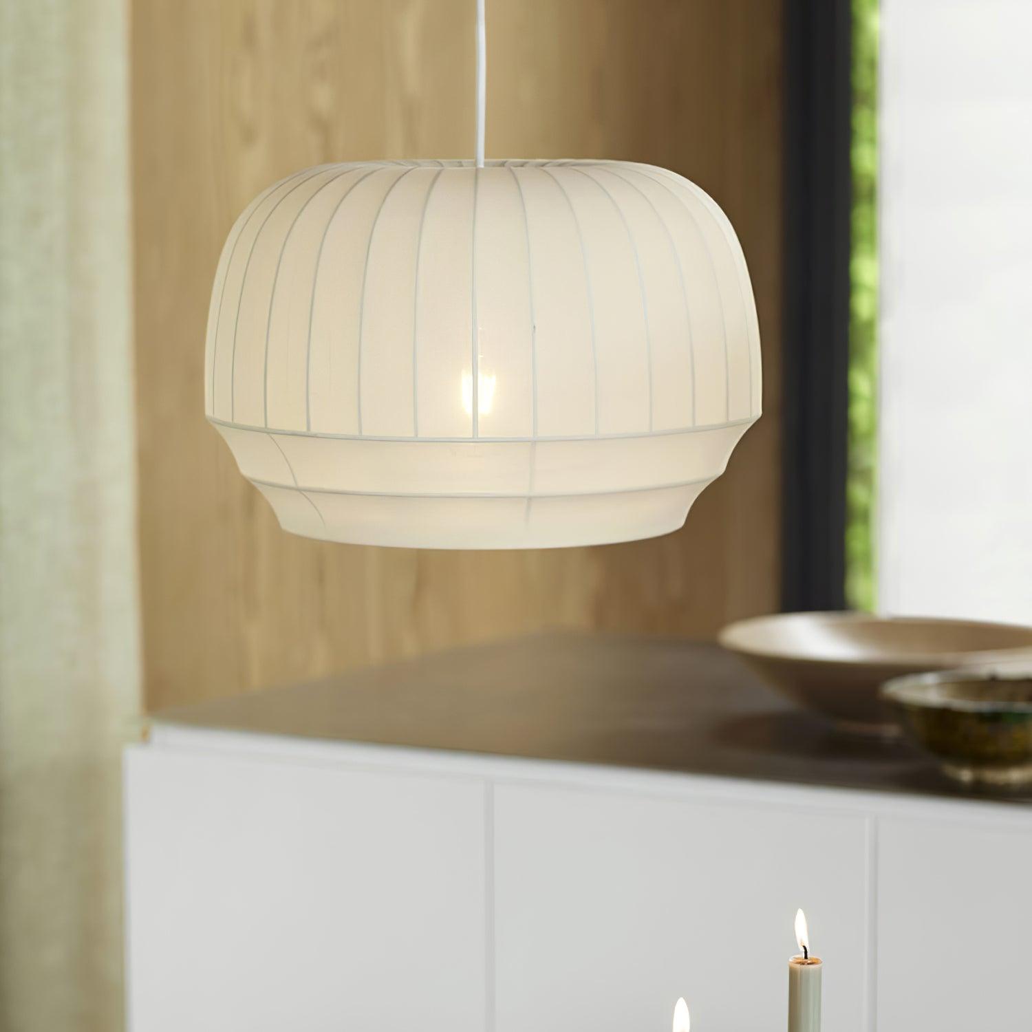 Freyza | Suspension en tissu blanc avec abat-jour en soie – Luminaire moderne pour cuisine et salle à manger