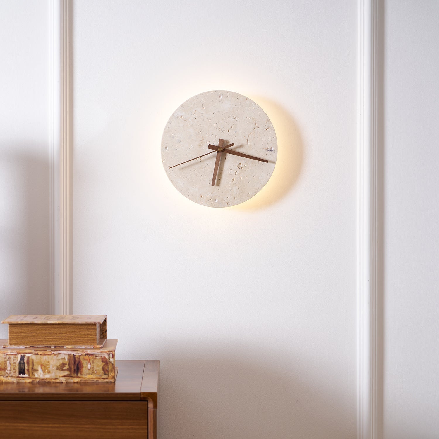 Freyza | Horloge murale en travertin et applique murale d’intérieur – chambre et salon
