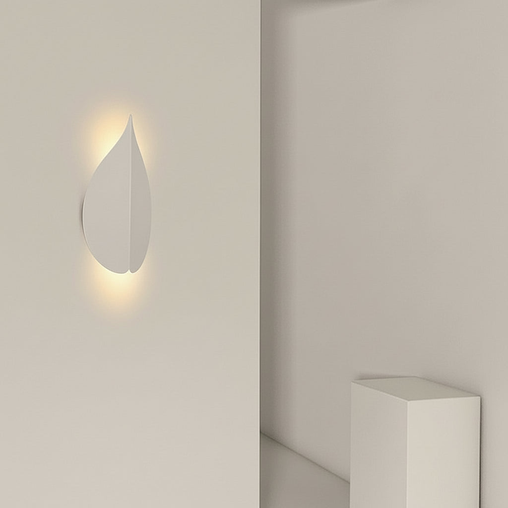 Freyza - LED Wall Sconce – Leaf Shaped Geometric Iron Acrylic Black White (Integrated LED & 15x25cm)