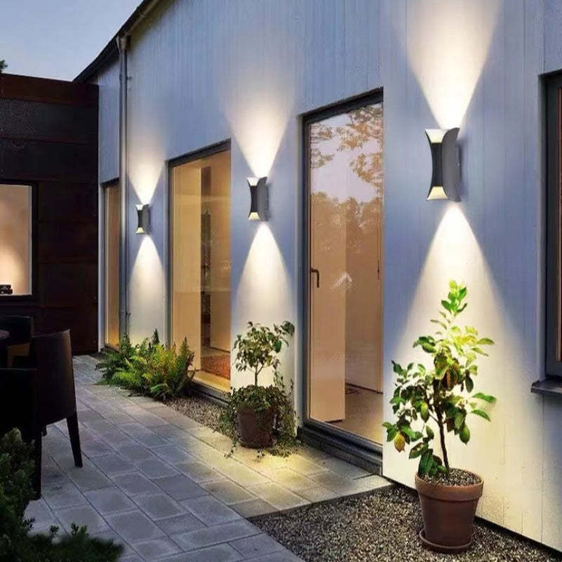 Freyza | Noxel geschwungene Außenwandlampe – Garten, Veranda, Außenbereich