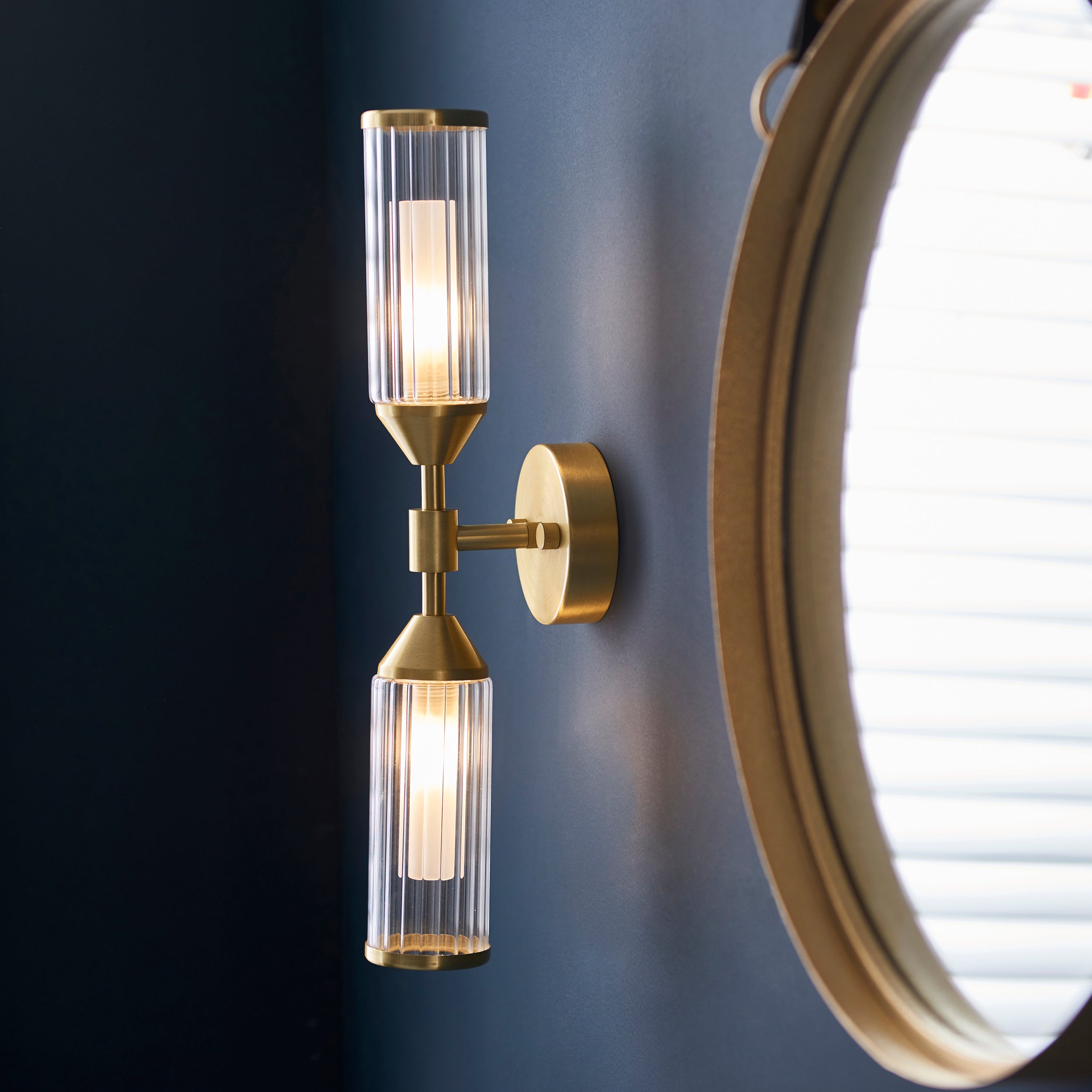 Freyza – Amos-Doppelwandlampe für das Herzogtum, satiniertes Messing