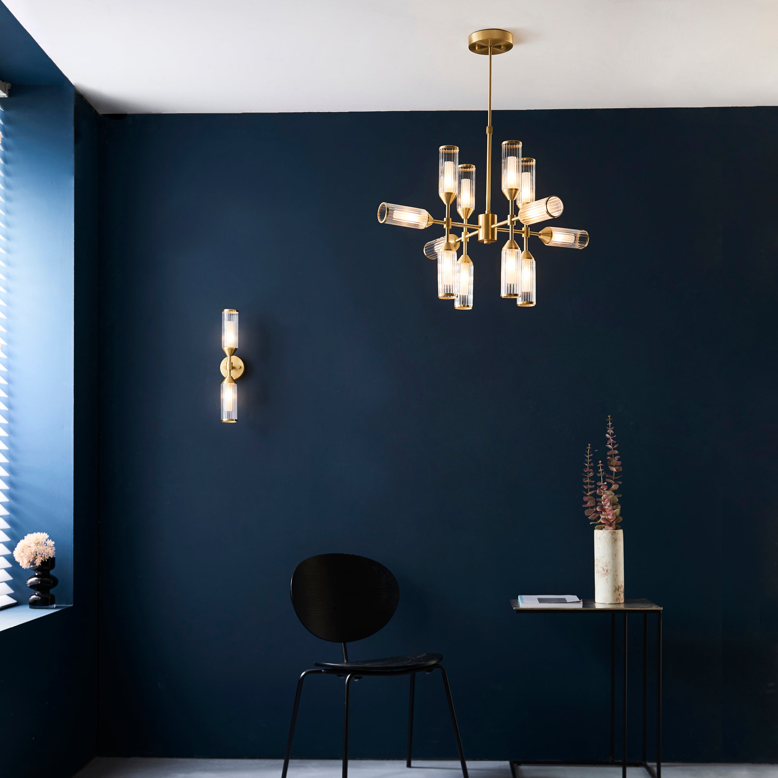 Freyza – Amos-Doppelwandlampe für das Herzogtum, satiniertes Messing