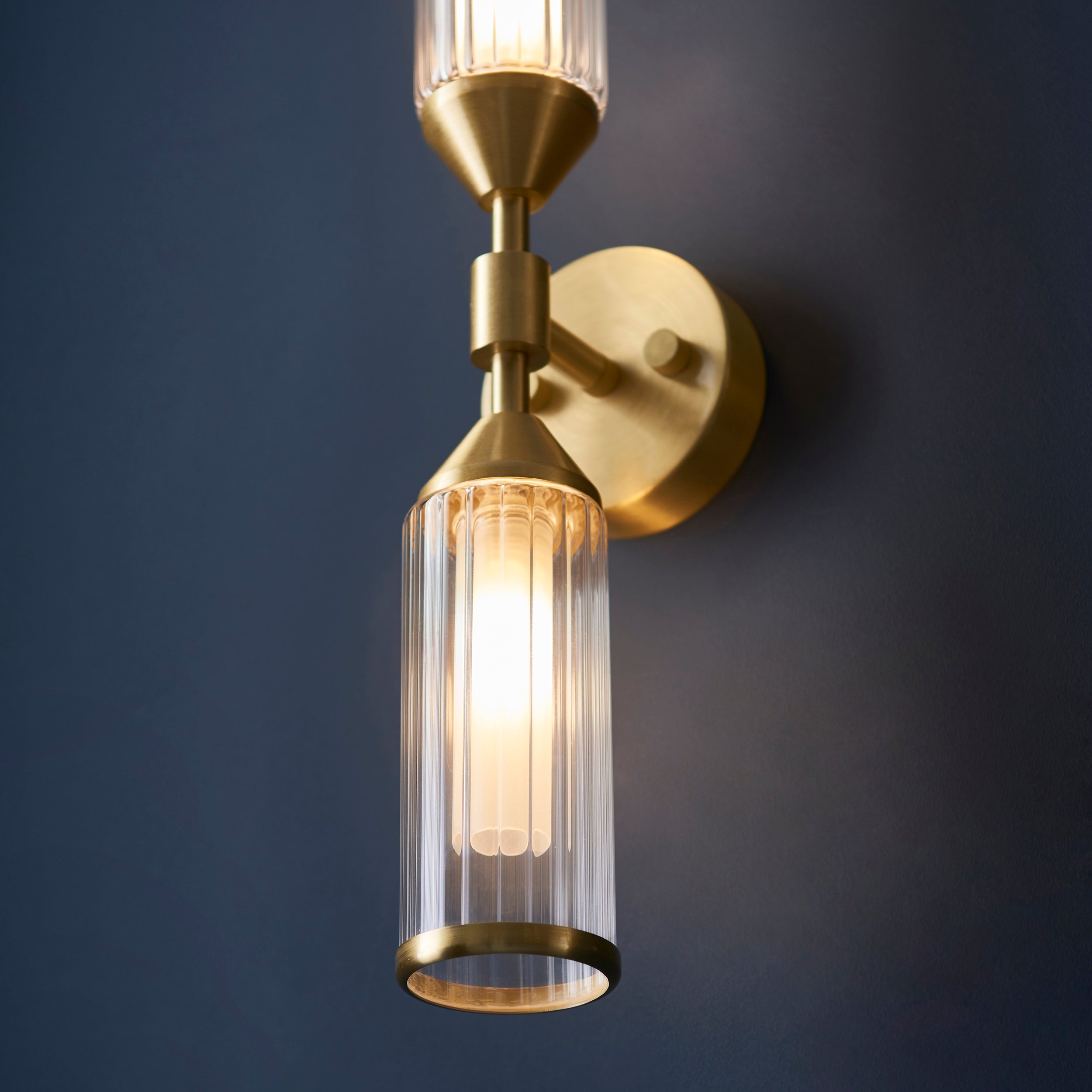 Freyza – Amos-Doppelwandlampe für das Herzogtum, satiniertes Messing