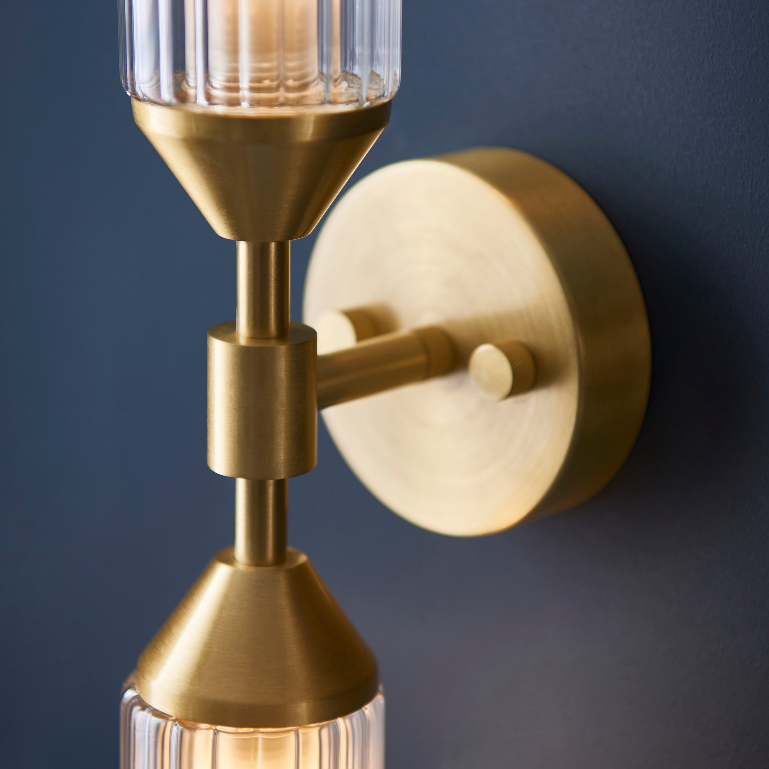 Freyza – Amos-Doppelwandlampe für das Herzogtum, satiniertes Messing