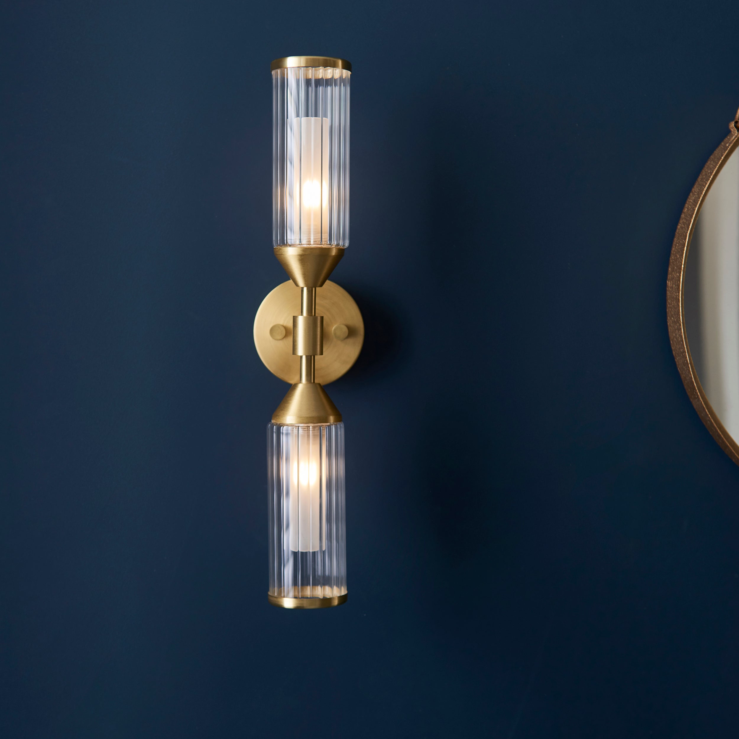 Freyza – Amos-Doppelwandlampe für das Herzogtum, satiniertes Messing