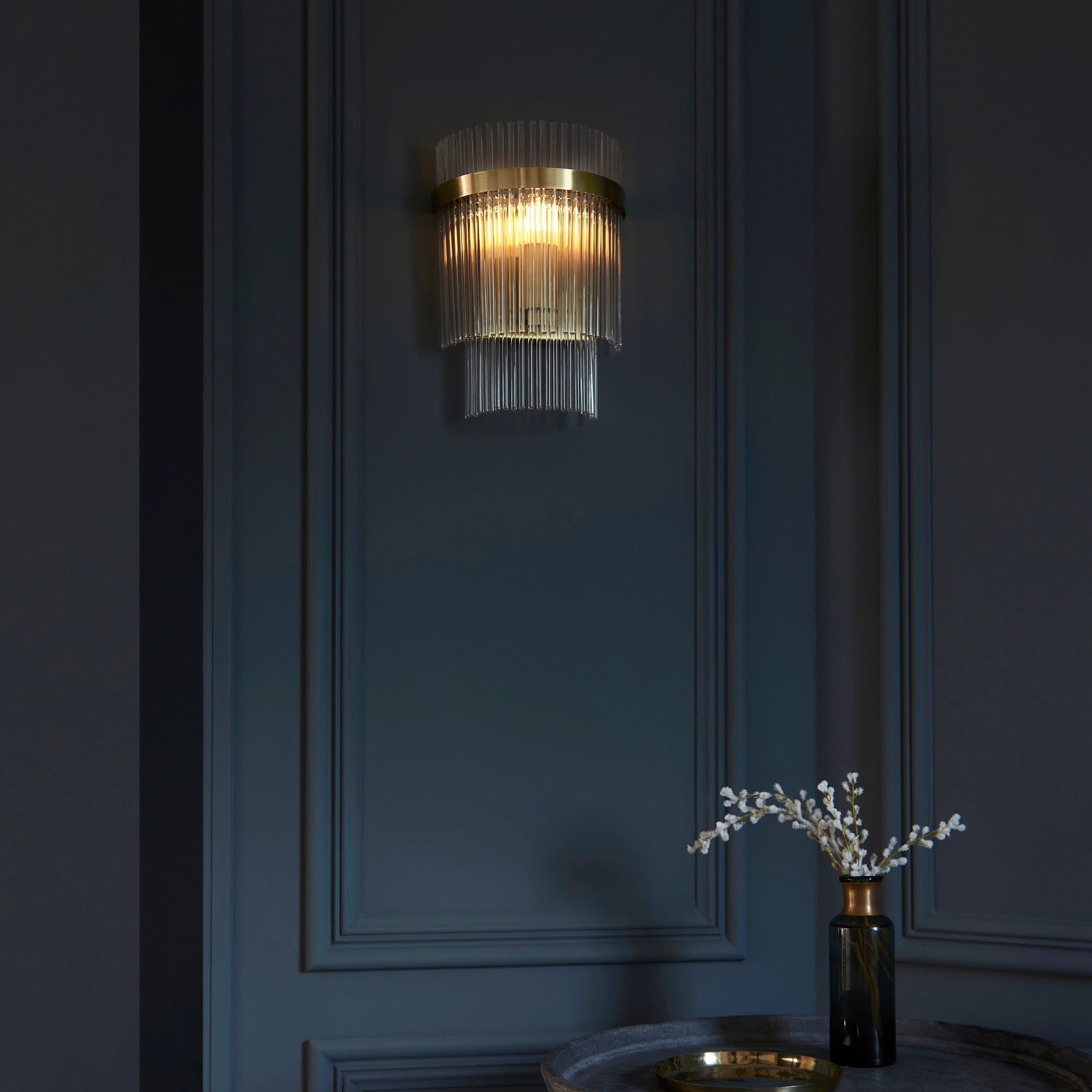 Freyza – Endon Marietta Wandleuchte aus antikem Messing und Glas