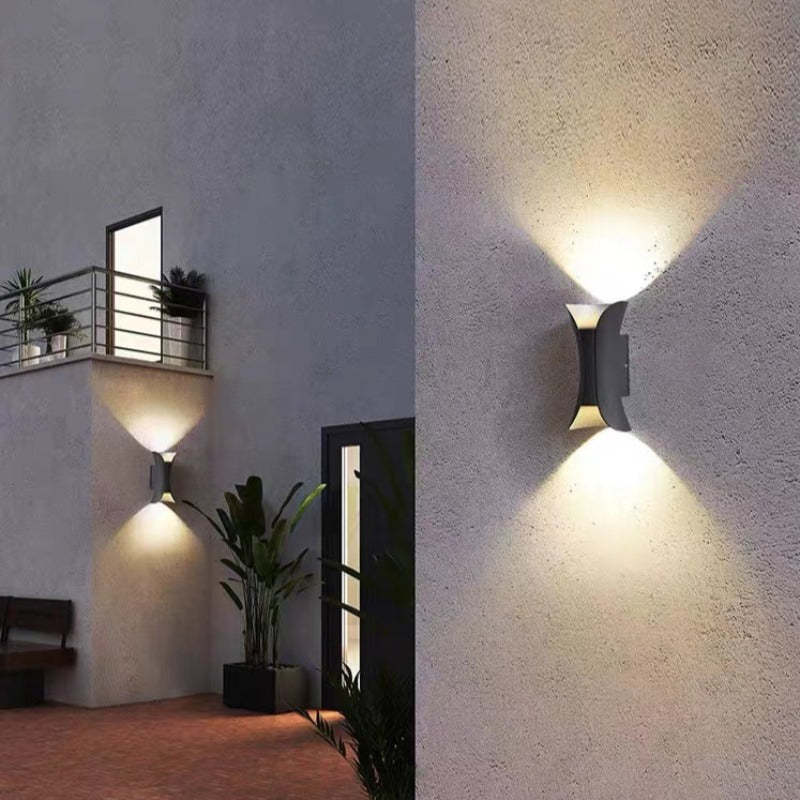Freyza | Noxel geschwungene Außenwandlampe – Garten, Veranda, Außenbereich