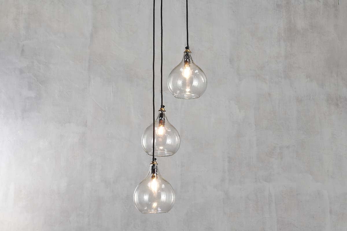 Suspension groupée Freyza – Nkuku Ziva à 3 lumières en verre transparent recyclé