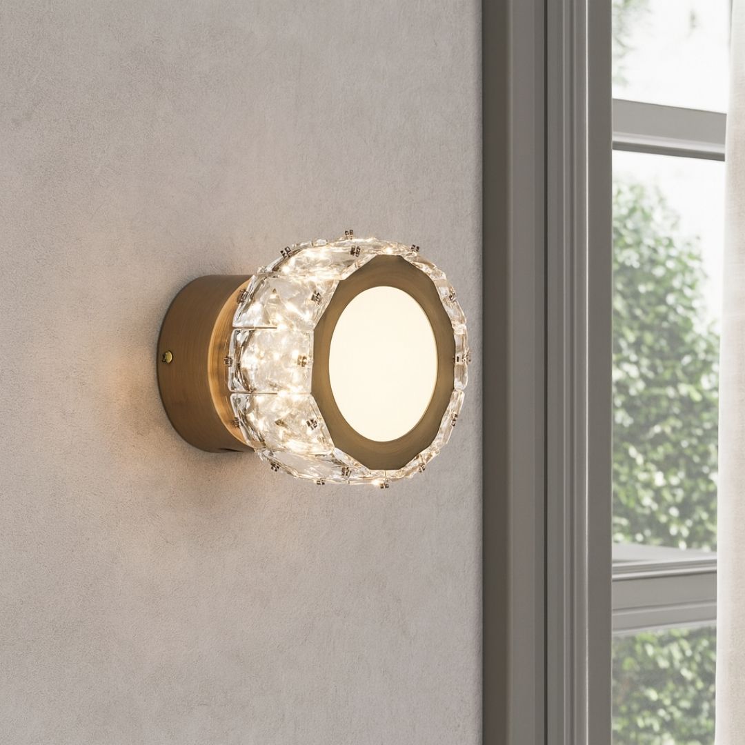 Freyza – Dilan Wandleuchte aus antikem Messing & Kristall mit LED | Integrierte LED-Aufbauleuchte mit klaren Schmuckakzenten
